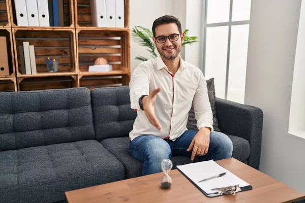 Jonge Spaanse Man Met Baard Die Werkt Consultatiebureau Glimlachend Vriendelijk — Stockfoto