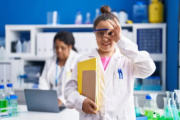 Madre Hija Joven Trabajando Laboratorio Científico Sonriendo Feliz Haciendo Signo — Foto de Stock