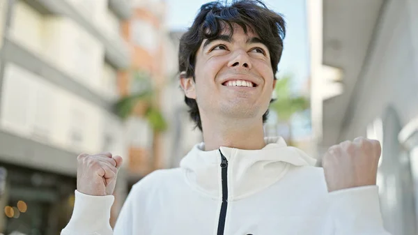 Jovem Hispânico Sorrindo Confiante Olhando Para Céu Com Expressão Vencedora — Fotografia de Stock
