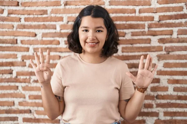 Młoda Latynoska Kobieta Stojąca Nad Murem Pokazująca Wskazująca Palcami Numer — Zdjęcie stockowe