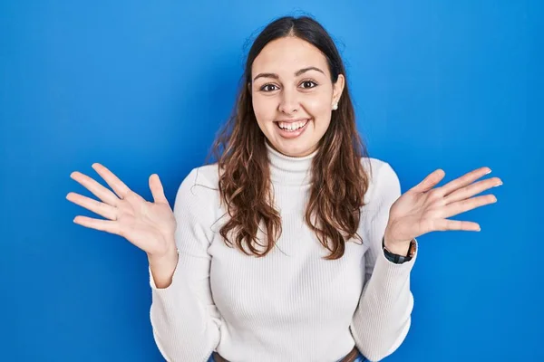 Young Hispanic Woman Standing Blue Background Celebrating Crazy Amazed Success — Stockfoto