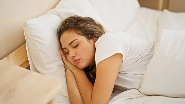 Ung Vacker Latinamerikansk Kvinna Ligger Sängen Sover Sovrummet — Stockfoto