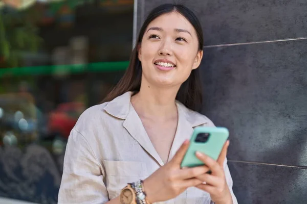 Mulher Chinesa Sorrindo Confiante Usando Smartphone Rua — Fotografia de Stock