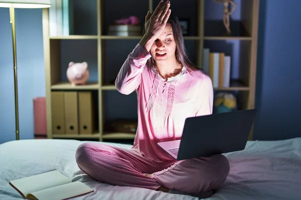 Young Hispanic Woman Using Computer Laptop Bed Surprised Hand Head — Stock Photo, Image