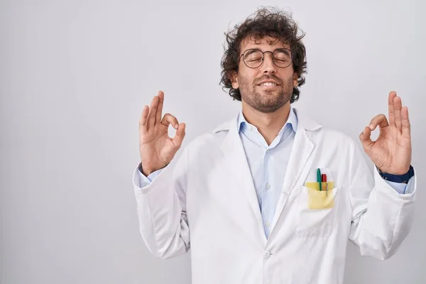 Doktor Üniforması Giyen Spanyol Genç Adam Rahatla Gözleri Kapalı Gülümse — Stok fotoğraf