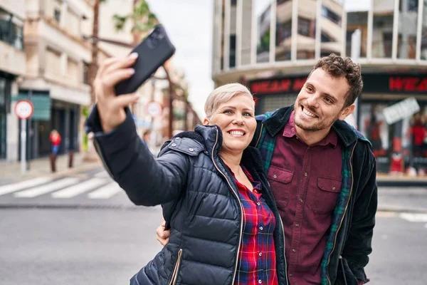 Mãe Filho Sorrindo Confiante Fazendo Selfie Pelo Smartphone Rua — Fotografia de Stock