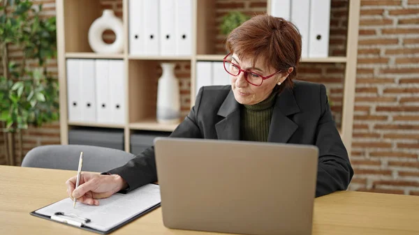 Dojrzałe Latynoski Kobieta Biznes Pracownik Pomocą Laptop Pisanie Dokumencie Biurze — Zdjęcie stockowe