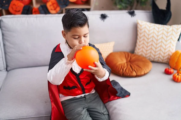 Adorável Menino Hispânico Vestindo Halloween Traje Inflar Balão Casa — Fotografia de Stock