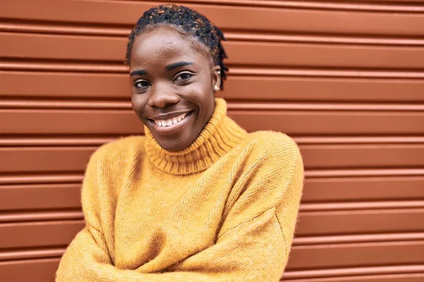 Afro Amerikalı Kadın Gülümsüyor Kollarını Kavuşturup Caddede Duruyor — Stok fotoğraf
