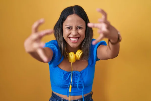 Hispanische Junge Frau Steht Über Gelbem Hintergrund Und Schreit Frustriert — Stockfoto
