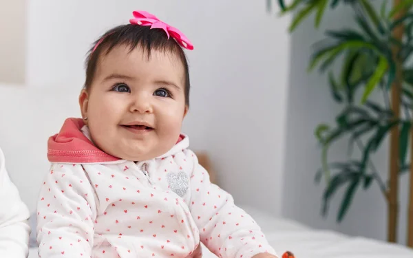 Adorável Bebê Hispânico Sorrindo Confiante Sentado Cama Quarto — Fotografia de Stock