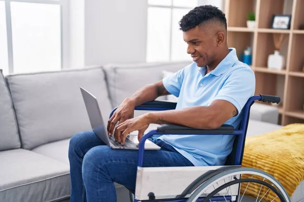 Junger Mann Sitzt Mit Laptop Rollstuhl Hause — Stockfoto