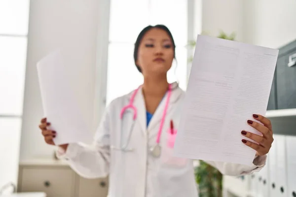 Ung Kinesisk Kvinna Bär Läkare Uniform Läsa Dokument Kliniken — Stockfoto
