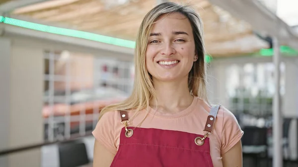 Mulher Loira Jovem Garçonete Sorrindo Confiante Terraço Cafetaria — Fotografia de Stock