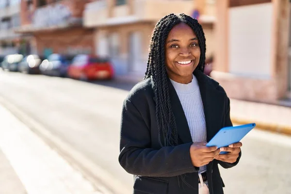 Mujer Afroamericana Sonriendo Confiada Usando Touchpad Calle —  Fotos de Stock