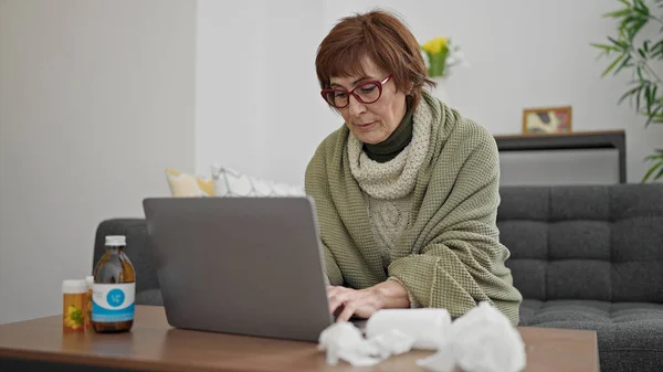 Diz Üstü Bilgisayar Kullanan Olgun Spanyol Kadın Evde Hasta Yatıyor — Stok fotoğraf