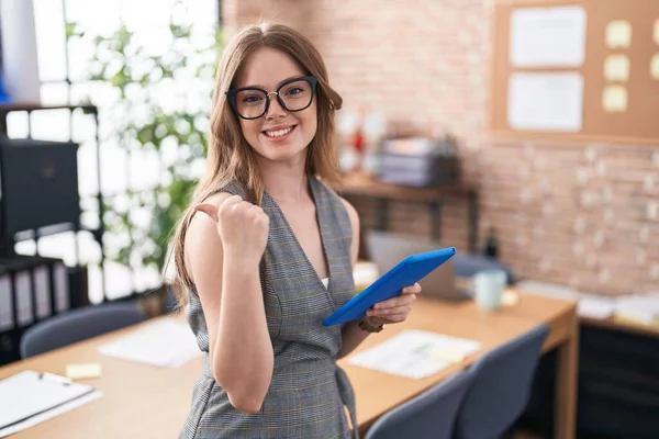 Ofiste Çalışan Beyaz Bir Kadın Gözlük Takıyor Arka Tarafı Işaret — Stok fotoğraf