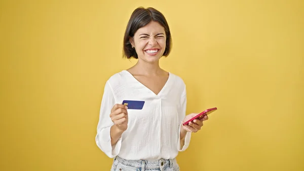 Ung Vacker Latinamerikansk Kvinna Shopping Med Smartphone Och Kreditkort Över — Stockfoto
