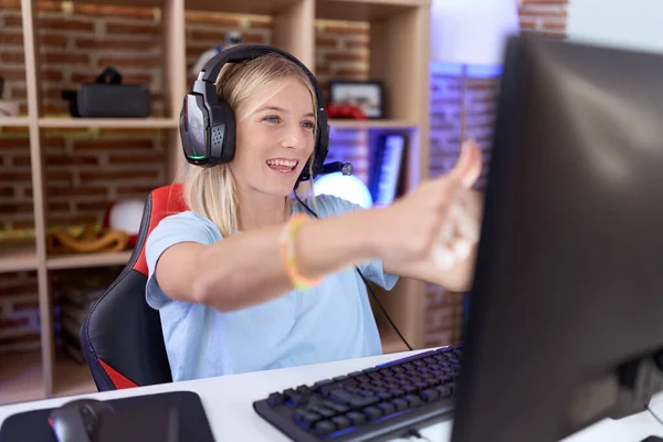 Mujer Caucásica Joven Jugando Videojuegos Con Auriculares Que Aprueban Hacer — Foto de Stock