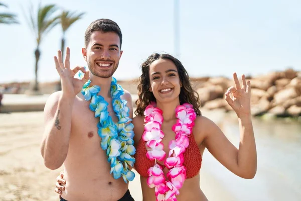 Jeune Couple Hispanique Portant Collier Hawaïen Plage Faisant Signe Avec — Photo