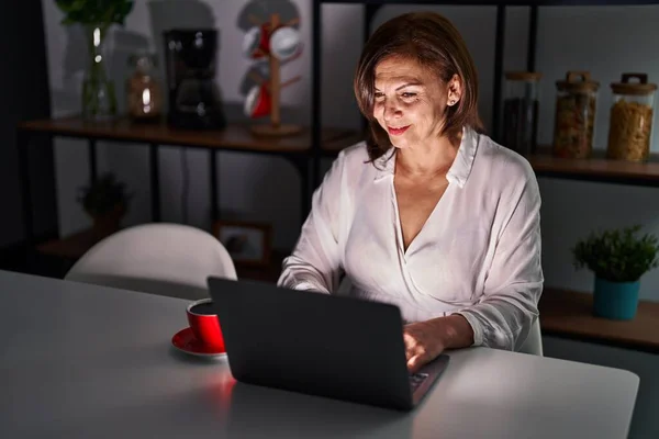Hispanische Frau Mittleren Alters Die Abends Hause Ihren Laptop Benutzt — Stockfoto