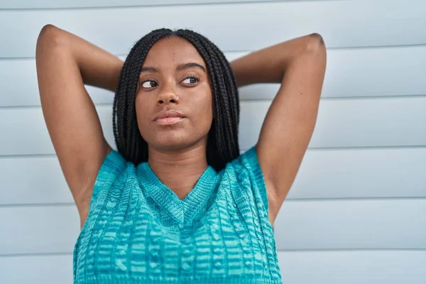 Africano Americano Mulher Com Expressão Relaxada Sobre Fundo Branco Isolado — Fotografia de Stock