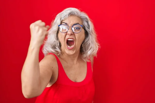 Orta Yaşlı Bir Kadın Kırmızı Arka Planda Duran Gri Saçlı — Stok fotoğraf