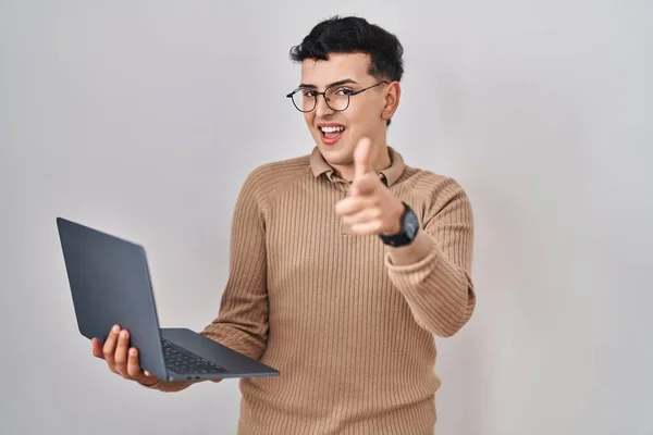 Osoba Niebinarna Korzystająca Laptopa Komputerowego Wskazująca Palcem Kamerę Wesołej Zabawnej — Zdjęcie stockowe