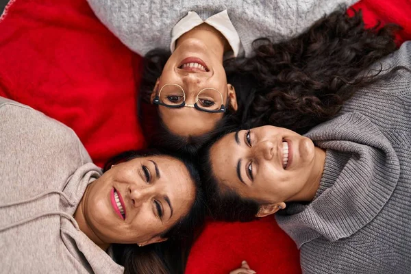 Drei Frauen Lächeln Zuversichtlich Auf Decke Hause — Stockfoto