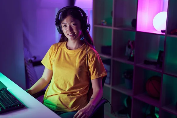 中国妇女在游戏室使用电脑时充满自信地微笑着 — 图库照片
