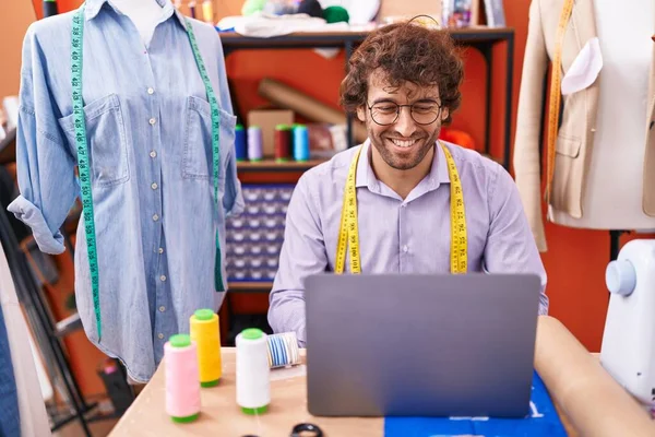 Joven Hombre Hispano Sastre Sonriendo Confiado Usando Laptop Atelier — Foto de Stock