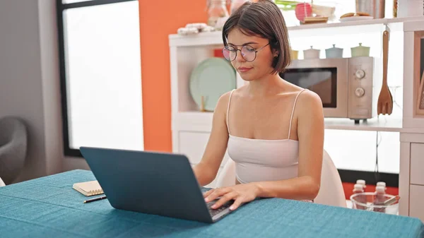 Jovem Bela Mulher Hispânica Usando Laptop Sentado Mesa Sala Jantar — Fotografia de Stock