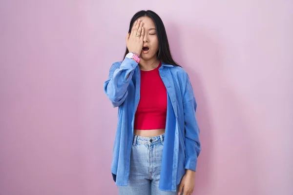 Jonge Aziatische Vrouw Staat Roze Achtergrond Geeuwen Moe Bedekken Half — Stockfoto