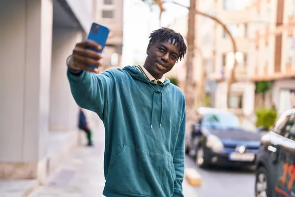 Afrykański Amerykanin Uśmiecha Się Pewnie Robiąc Selfie Przez Smartfona Ulicy — Zdjęcie stockowe