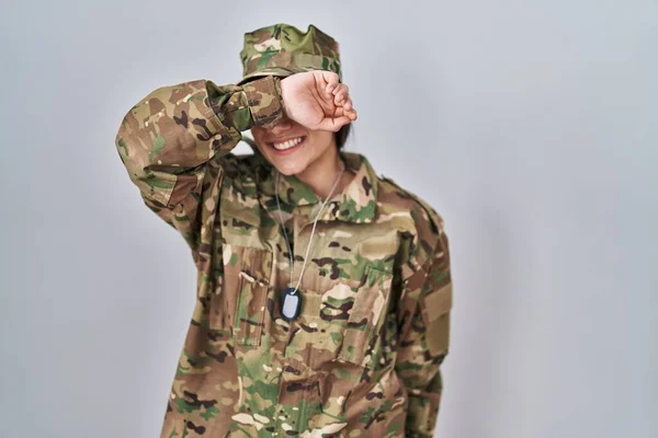 カモフラージュ軍の制服を着た若い南アジアの女性が笑顔で陽気で面白い腕で目を覆います 視覚障害の概念 — ストック写真