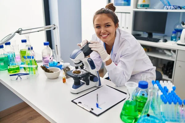Young Beautiful Hispanic Woman Scientist Smiling Confident Using Microscope Laboratory — Foto Stock