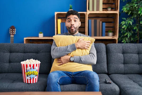 Hispanischer Mann Mit Bart Der Popcorn Isst Und Hause Einen — Stockfoto