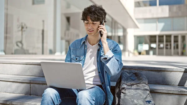 Joven Estudiante Hispano Usando Laptop Hablando Smartphone Universidad —  Fotos de Stock