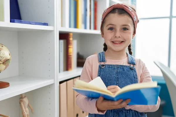 Schattige Spaanse Meisje Student Glimlachend Zelfverzekerd Lezen Boek Klas — Stockfoto