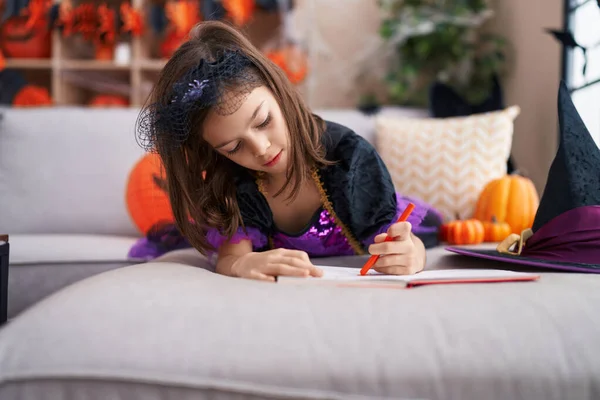 Schattige Latino Meisje Tekening Notebook Hebben Halloween Feest Thuis — Stockfoto