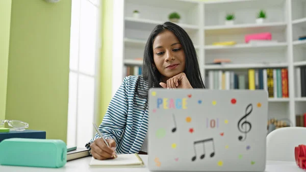 Afroamerikanische Studentin Schreibt Mit Laptop Notizen Bibliothek Universität — Stockfoto