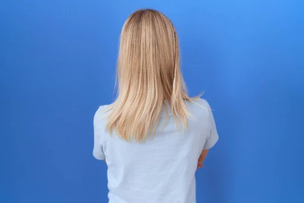 Mujer Caucásica Joven Con Camiseta Azul Casual Pie Hacia Atrás — Foto de Stock