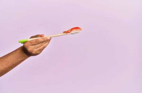 Ruka Muže Držící Krevety Nigiri Hůlkami Přes Izolované Růžové Pozadí — Stock fotografie