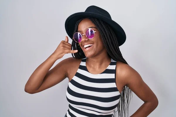 Joven Afroamericano Con Trenzas Con Sombrero Gafas Sol Sonriendo Haciendo —  Fotos de Stock