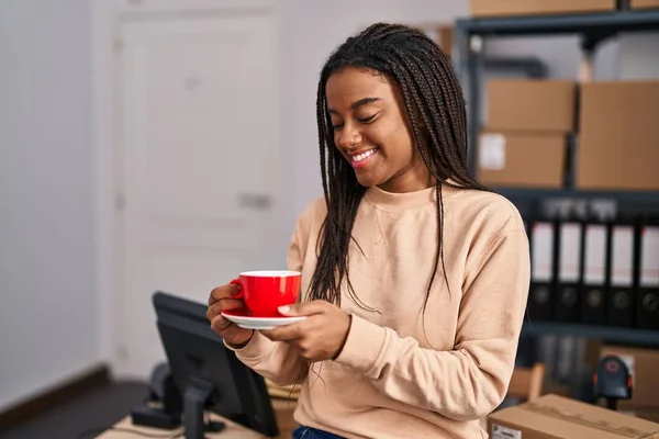 아프리카 미국인 사업가 사무실에서 커피를 마시고 — 스톡 사진
