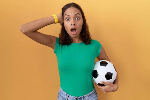 Jeune Femme Hispanique Tenant Ballon Fou Effrayé Avec Les Mains — Photo