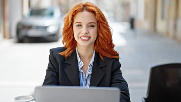 Jovem Ruiva Mulher Empresária Usando Laptop Sorrindo Terraço Cafetaria — Fotografia de Stock