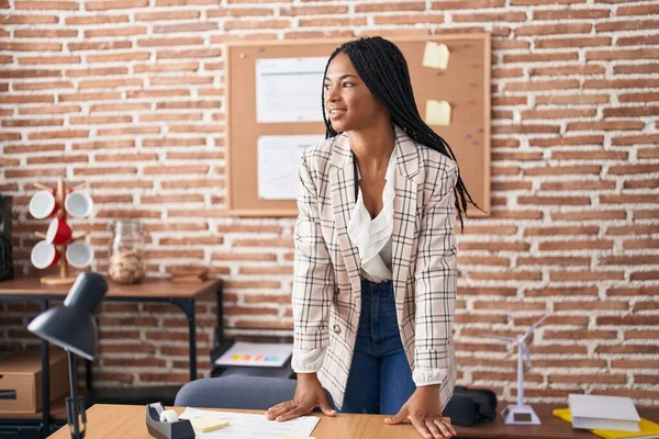 Afroamerikanerin Lächelt Selbstbewusst Büro — Stockfoto