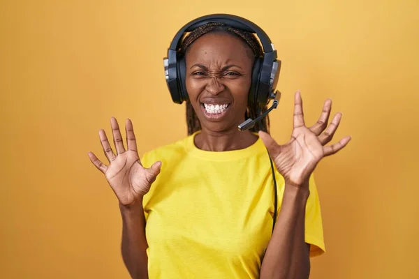 Африканская Американка Слушает Музыку Используя Наушники Напуганные Испуганные Выражением Страха — стоковое фото