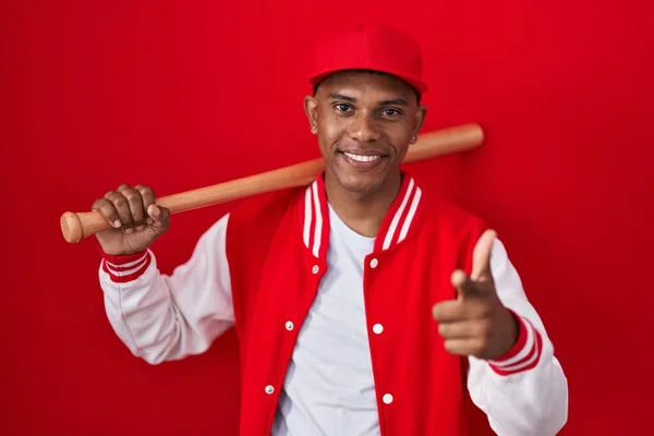 Ung Latinamerikan Som Spelar Baseball Med Slagträ Pekande Finger Mot — Stockfoto